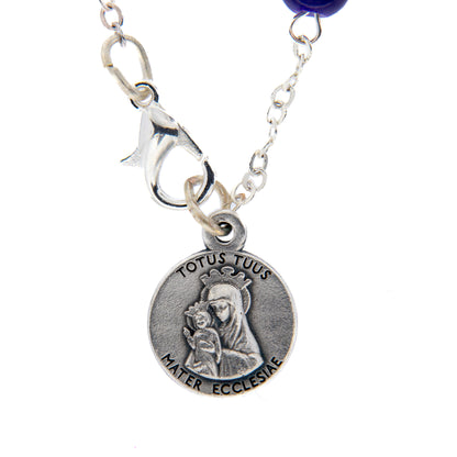 Bracciale decina del Giubileo in vetro laccato e medaglia. Lunghezza 21,5 cm