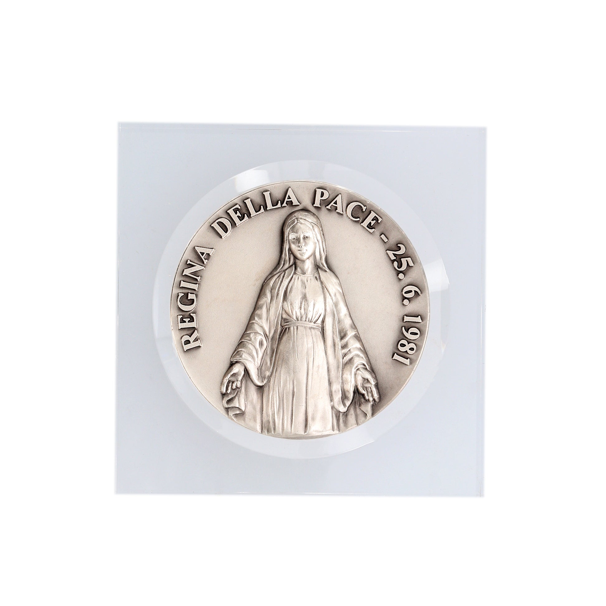 Soprammobile in plexiglass con medaglia Regina della pace. Dimensioni 8,6x8,6 cm