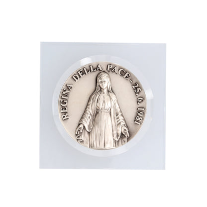 Soprammobile in plexiglass con medaglia Regina della pace. Dimensioni 8,6x8,6 cm