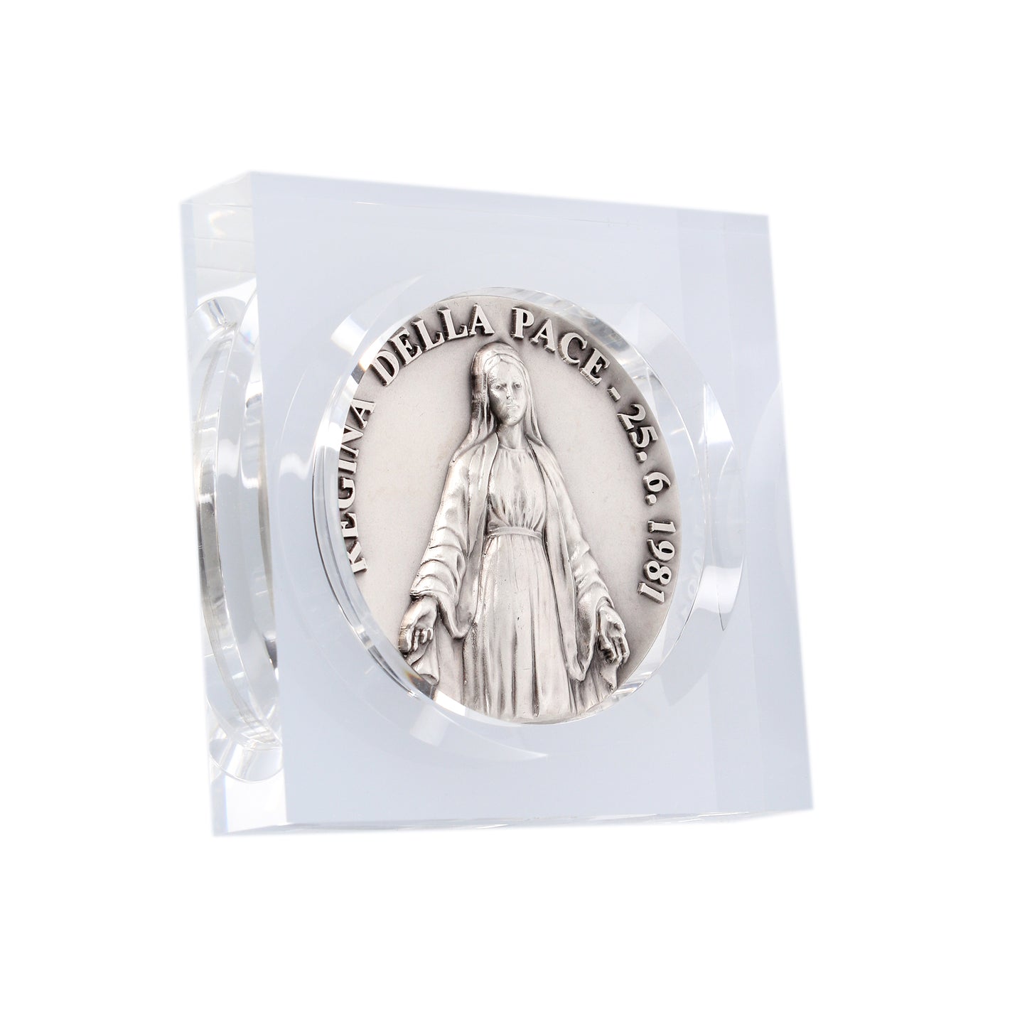 Soprammobile in plexiglass con medaglia Regina della pace. Dimensioni 8,6x8,6 cm