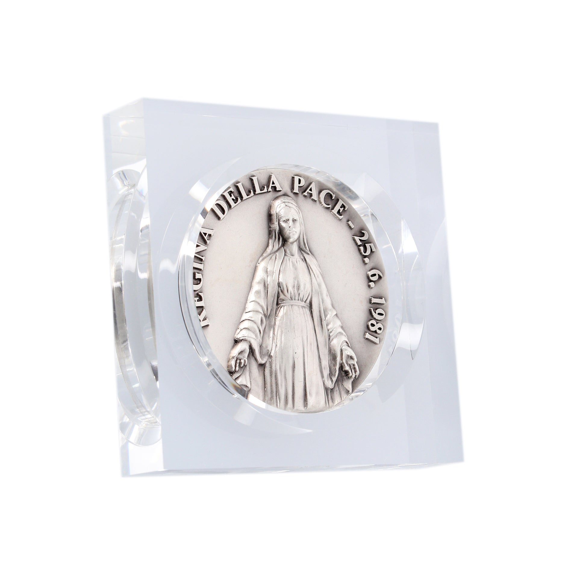 Soprammobile in plexiglass con medaglia Regina della pace. Dimensioni 8,6x8,6 cm