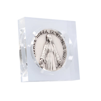 Soprammobile in plexiglass con medaglia Regina della pace. Dimensioni 8,6x8,6 cm