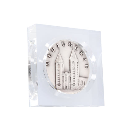 Soprammobile in plexiglass con medaglia Regina della pace. Dimensioni 8,6x8,6 cm