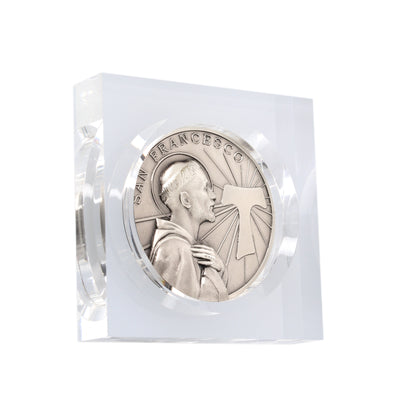 Soprammobile in plexiglass con medaglia Beato Carlo Acutis. Dimensioni 8,6x8,6 cm