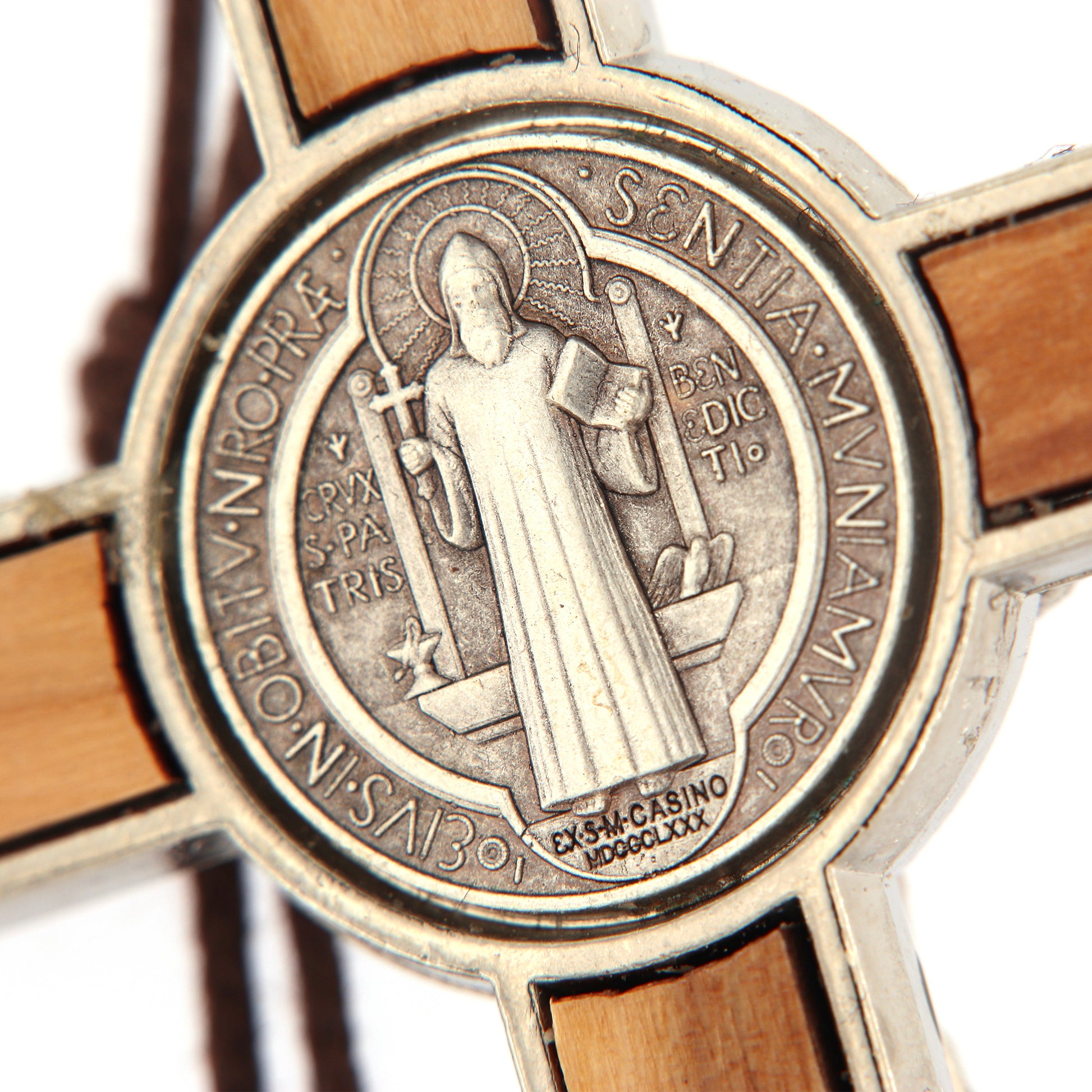 Ciondolo croce San Benedetto in metallo con intarsi legno, 8 cm
