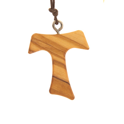 Ciondolo Tau in legno d'olivo con cordoncino 3 cm