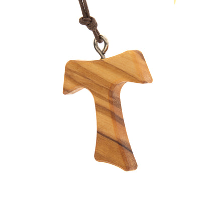 Ciondolo Tau in legno d'olivo con cordoncino 3 cm