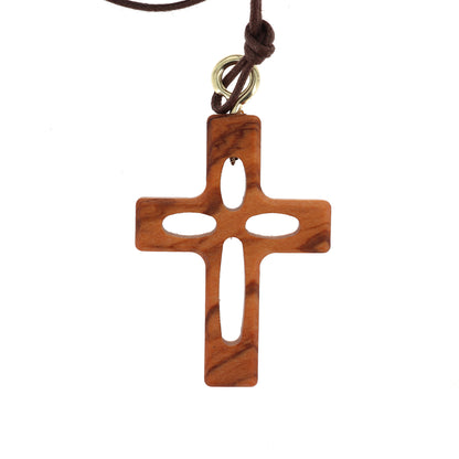 Ciondolo croce traforata in legno d'olivo con cordoncino 3,7 cm