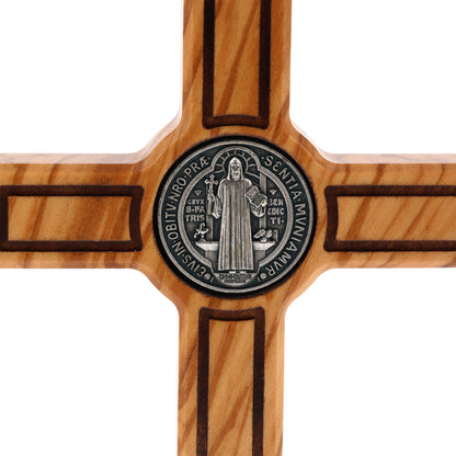 Crocifisso san Benedetto, in legno, da appoggio. Altezza 15,5 cm