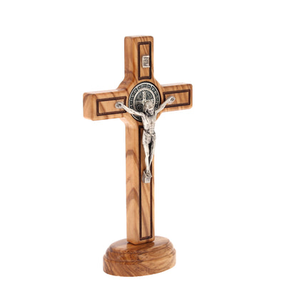 Crocifisso san Benedetto, in legno, da appoggio. Altezza 15,5 cm
