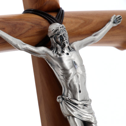 Crocifisso in legno d'olivo e corpo in metallo. Altezza 18 cm