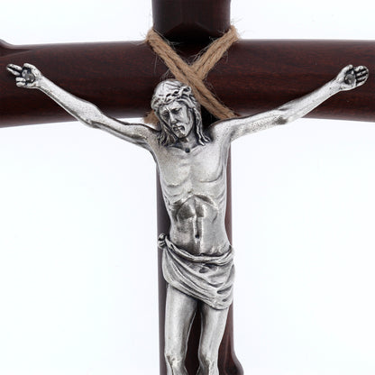 Crocifisso in legno e corpo in metallo. Altezza 28 cm