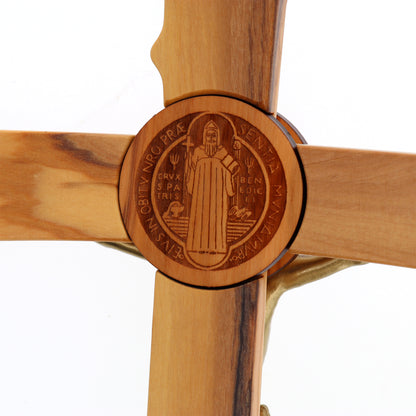 Croce San Benedetto in legno d'olivo, corpo in metallo. Altezza 28 cm