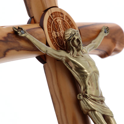 Croce San Benedetto in legno d'olivo, corpo in metallo. Altezza 28 cm