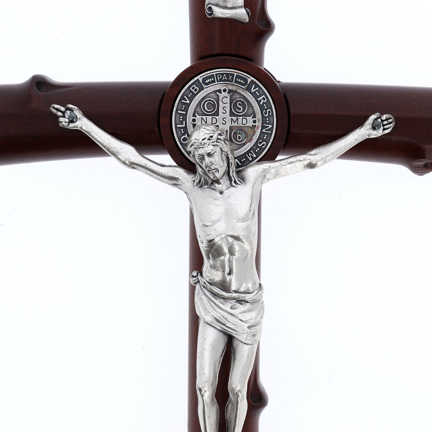 Croce San Benedetto in legno,  corpo in metallo. Altezza 28 cm