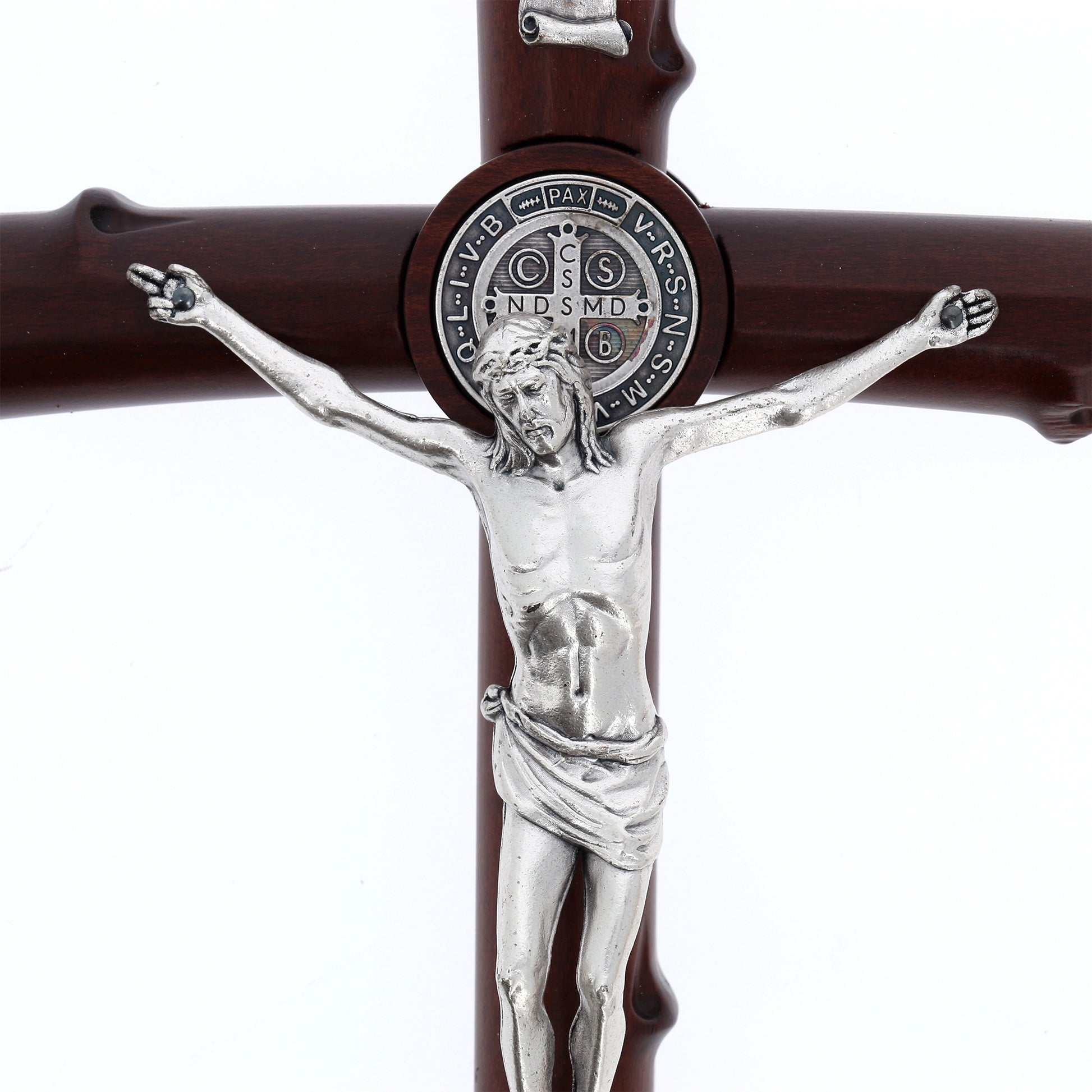 Croce San Benedetto in legno,  corpo in metallo. Altezza 28 cm