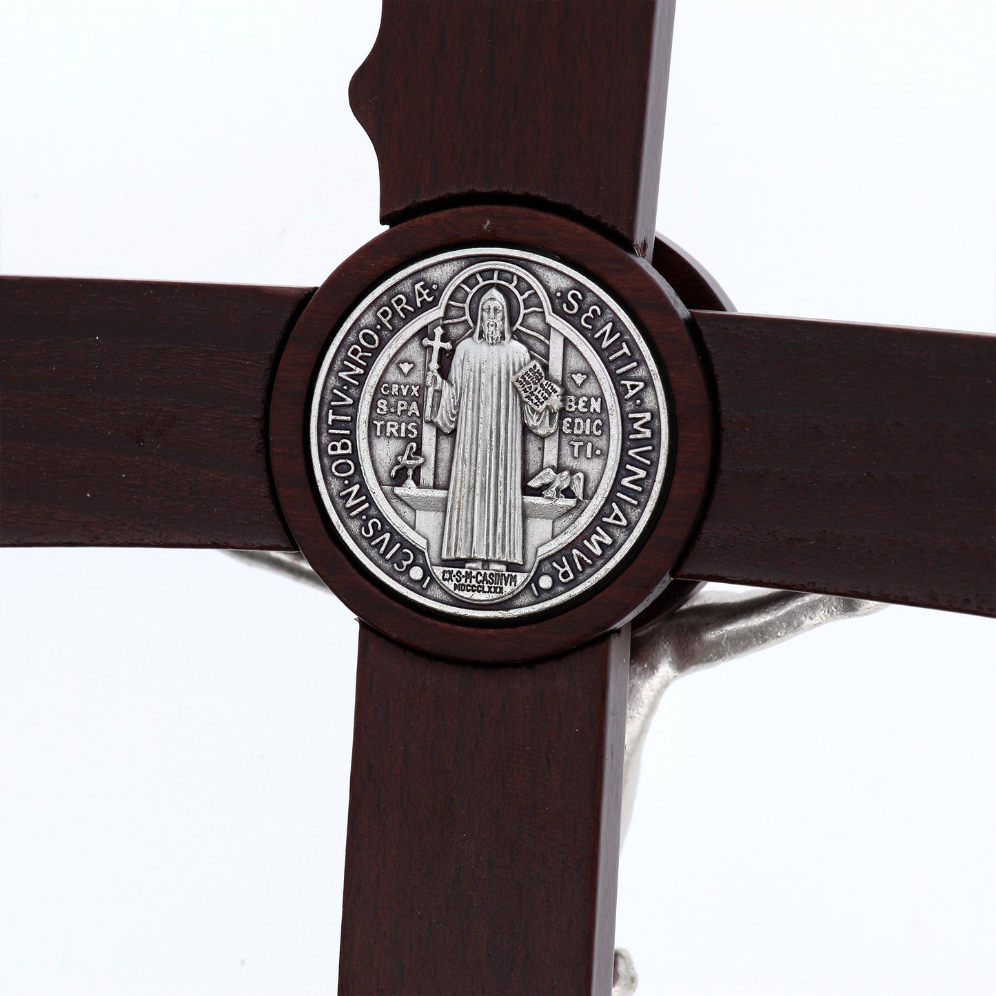 Croce San Benedetto in legno,  corpo in metallo. Altezza 28 cm