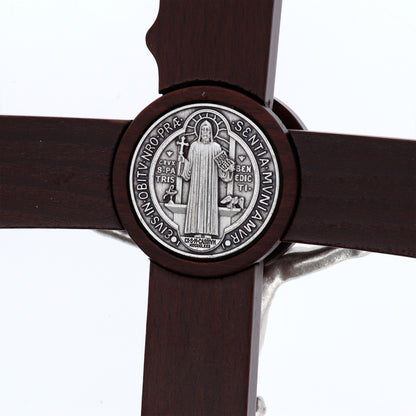 Croce San Benedetto in legno,  corpo in metallo. Altezza 28 cm