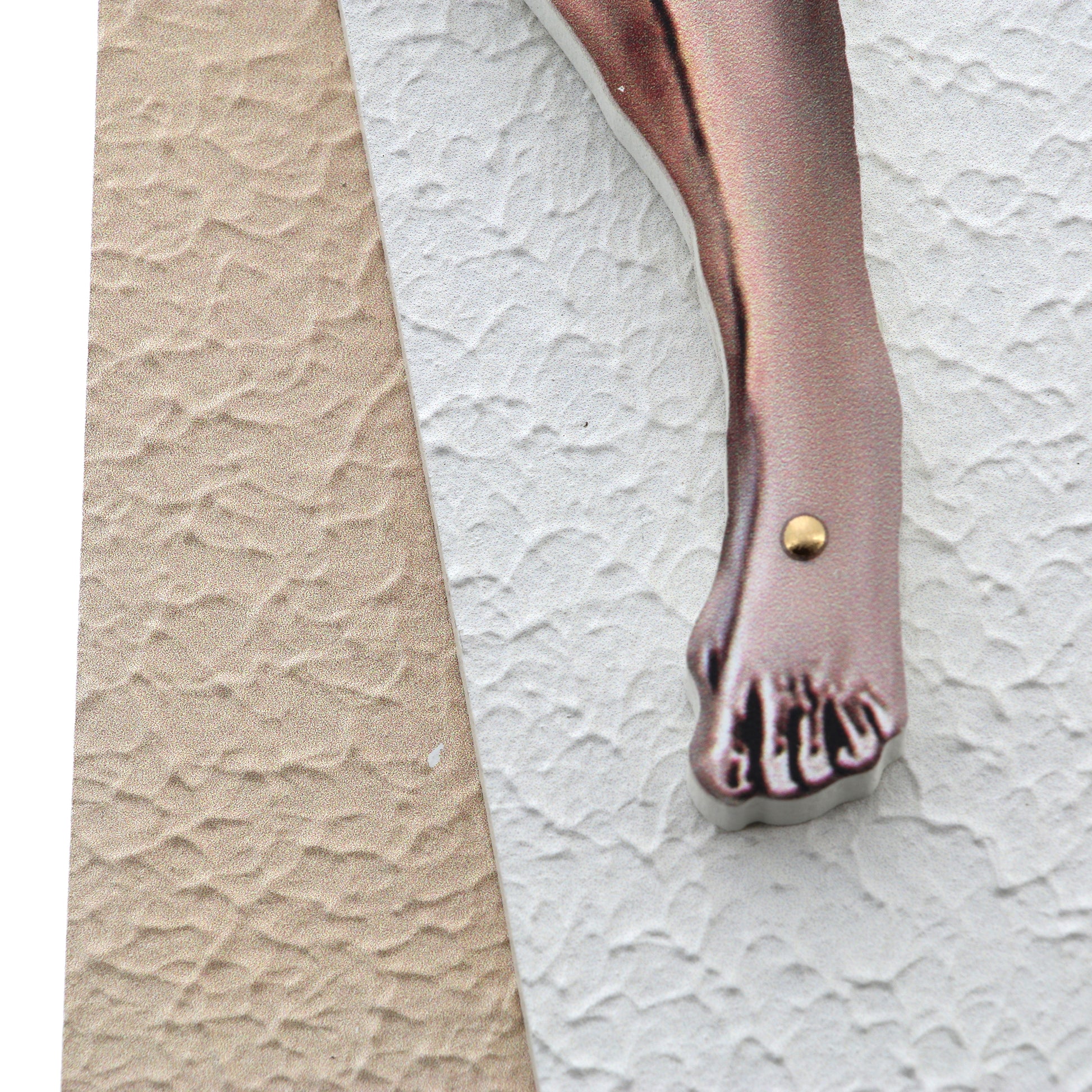 Crocifisso effetto legno e decorazioni in rilievo. Altezza 46 cm