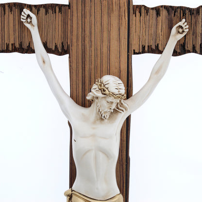 Crocifisso stile legno e corpo con decorazioni dorate. Altezza 30 cm