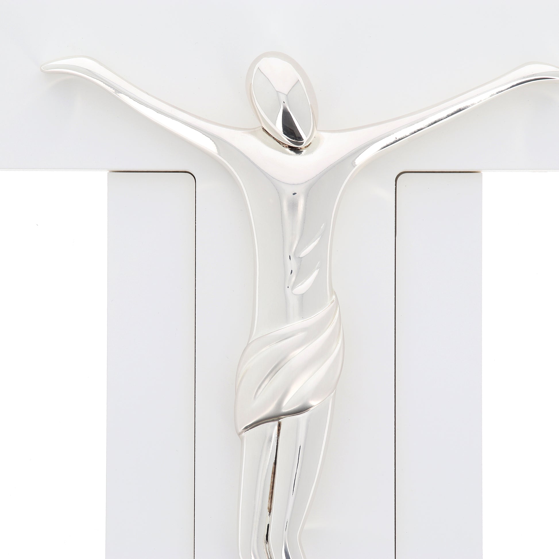 Crocifisso in legno bianco e corpo in resina argentata. Altezza 40 cm