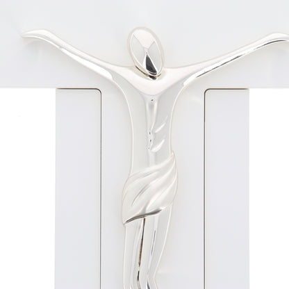 Crocifisso in legno bianco e corpo in resina argentata. Altezza 40 cm