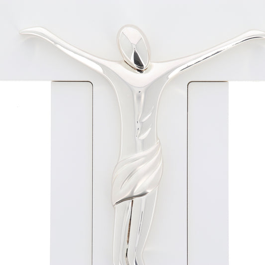 Crocifisso in legno bianco e corpo in resina argentata. Altezza 40 cm