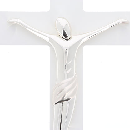 Crocifisso in legno bianco e corpo in resina argentata. Altezza 46 cm