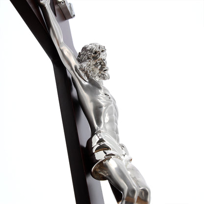 Crocifisso in legno e corpo in resina argentata. Altezza 46 cm
