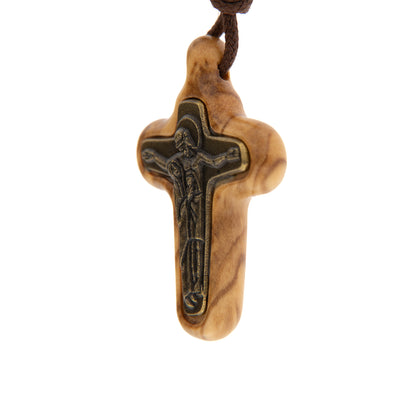 Ciondolo Croce Riconciliazione in olivo e metallo bronzato, con laccio 4x2,7 cm