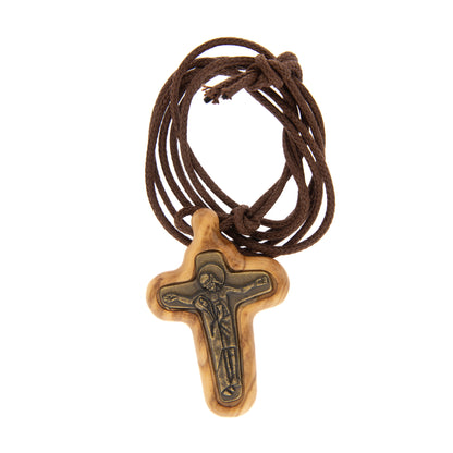 Ciondolo Croce Riconciliazione in olivo e metallo bronzato, con laccio 4x2,7 cm