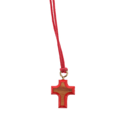 Ciondolo croce colorata in olivo con cordoncino. Dimensioni 1,5x1,5 cm