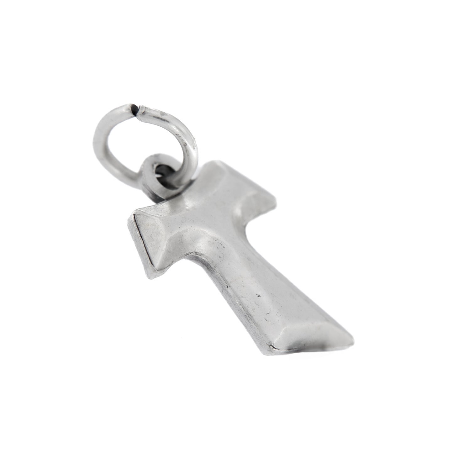 Ciondolo Tau in metallo argentato. Altezza 1,5 cm