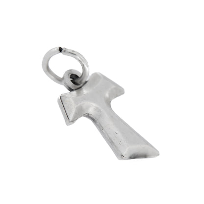 Ciondolo Tau in metallo argentato. Altezza 1,5 cm