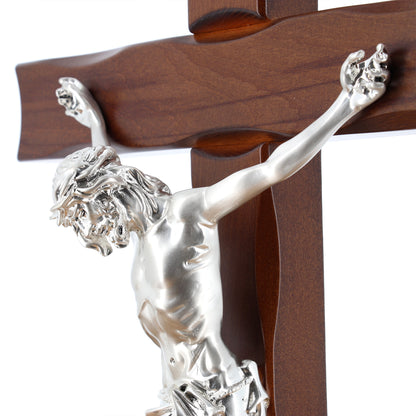 Crocifisso in legno e corpo in resina argentata. Altezza 44 cm