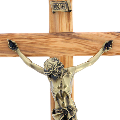 Crocifisso in legno d'olivo e corpo in resina bronzata. Altezza 48 cm