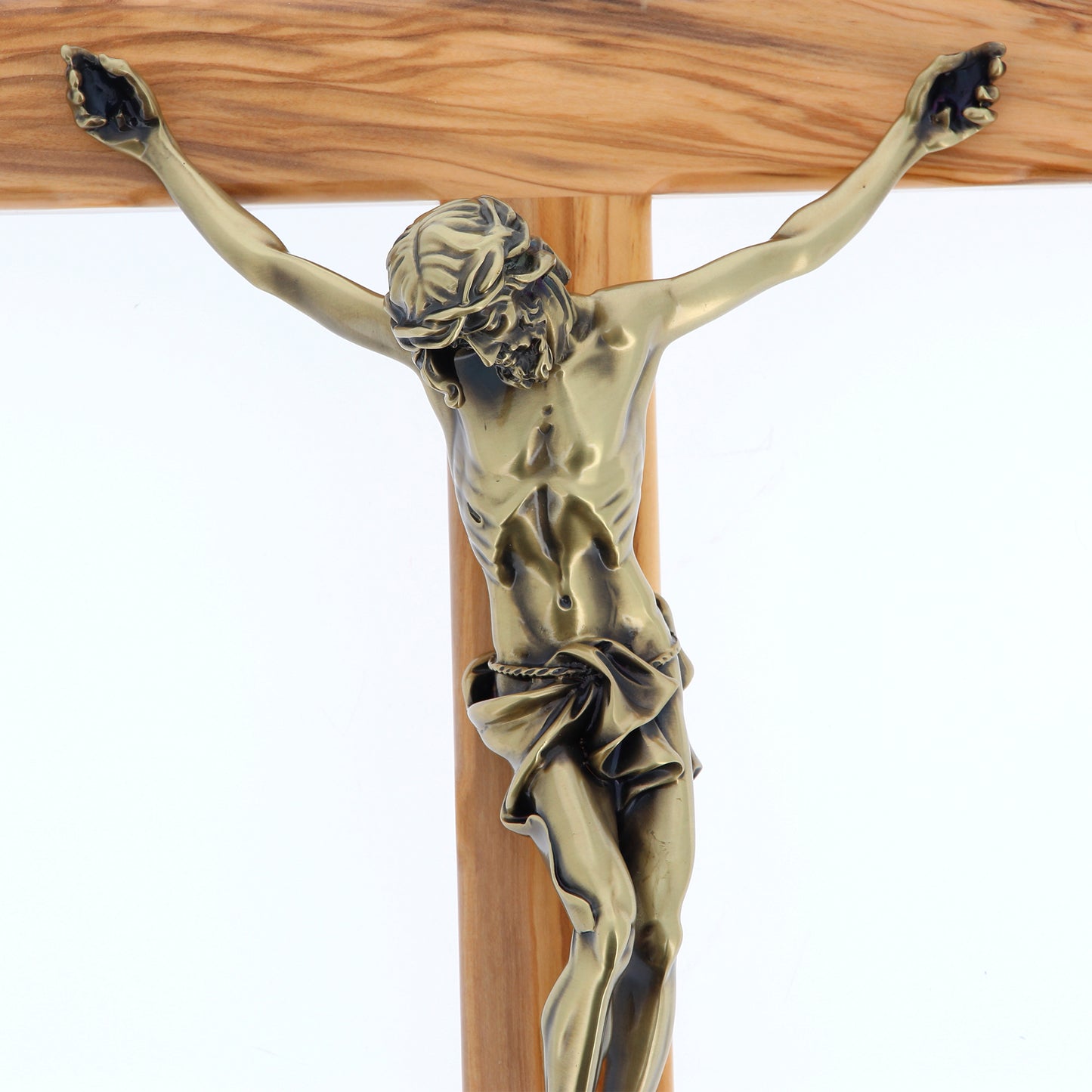 Crocifisso in legno d'olivo e corpo in resina bronzata. Altezza 48 cm