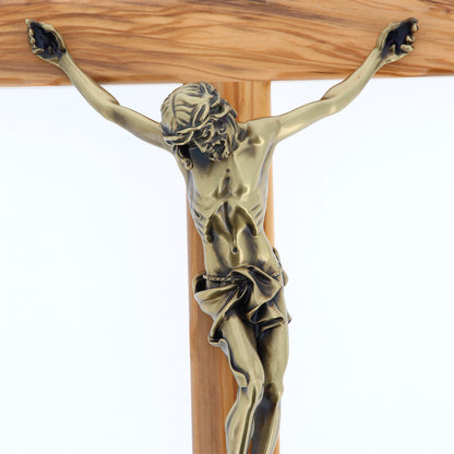 Crocifisso in legno d'olivo e corpo in resina bronzata. Altezza 48 cm