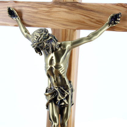 Crocifisso in legno d'olivo e corpo in resina bronzata. Altezza 48 cm