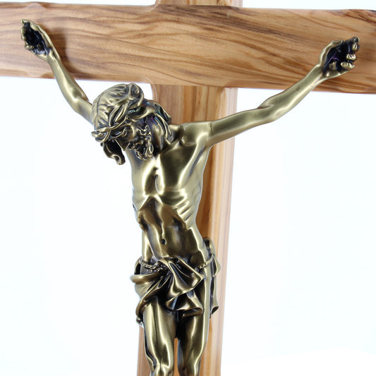 Crocifisso in legno d'olivo e corpo in resina bronzata. Altezza 48 cm