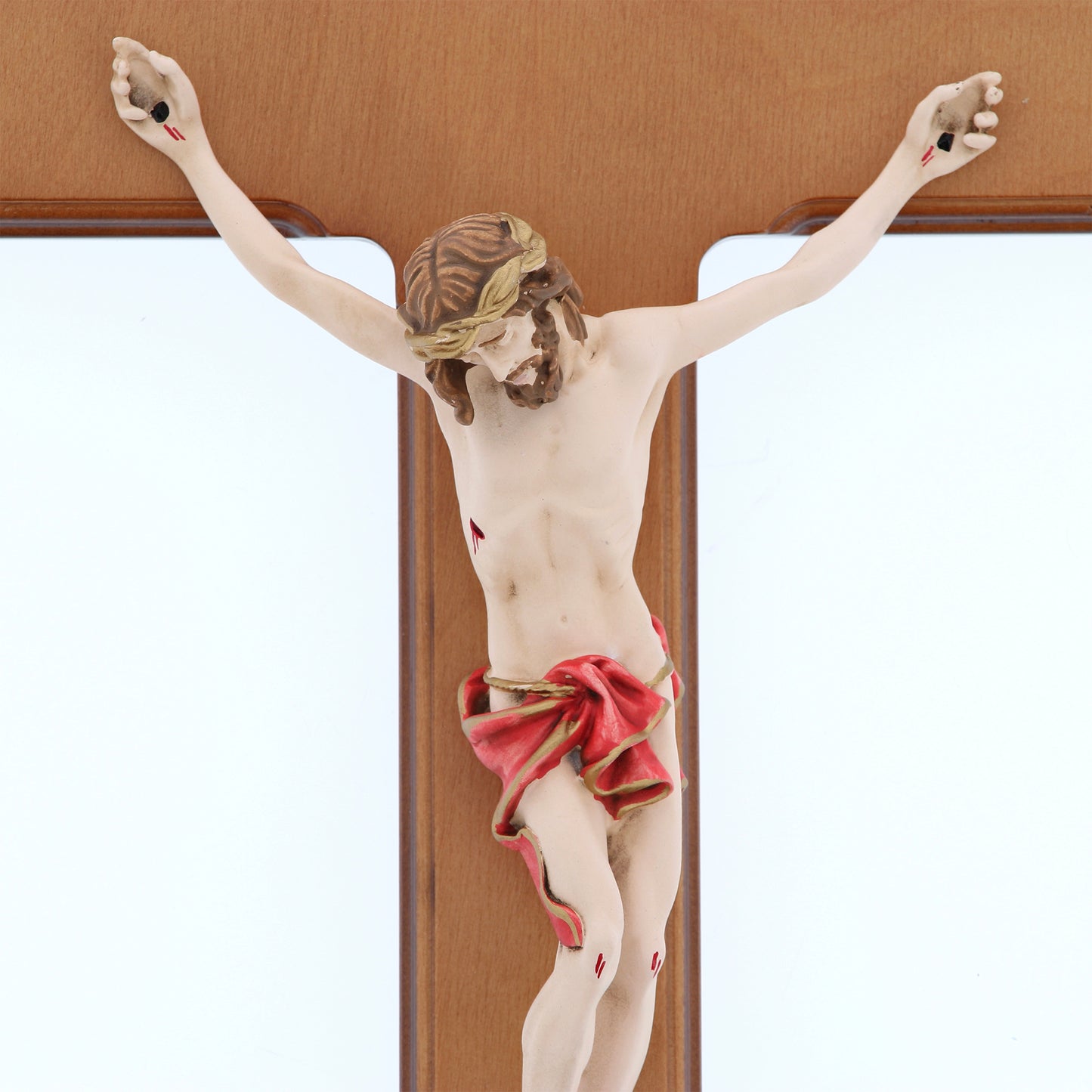 Crocifisso in legno betulla e corpo in resina decorato. Altezza 47 cm