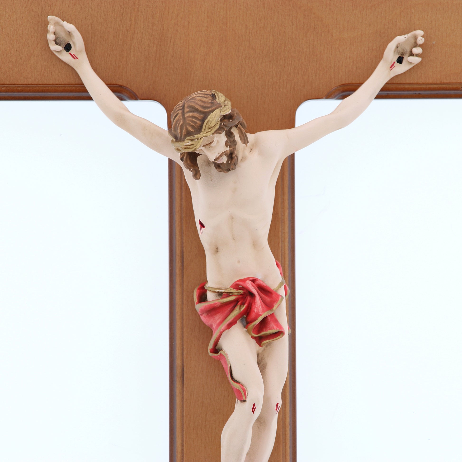 Crocifisso in legno betulla e corpo in resina decorato. Altezza 47 cm