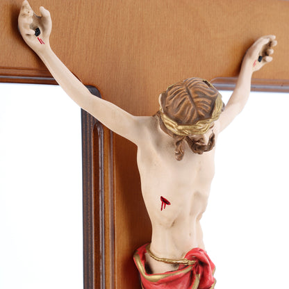 Crocifisso in legno betulla e corpo in resina decorato. Altezza 47 cm