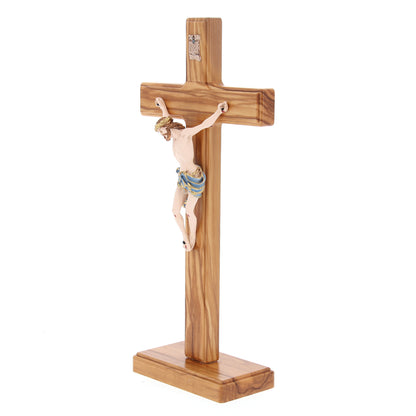 Crocifisso in legno d'olivo e corpo in resina decorato con base. Altezza  29 cm