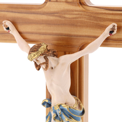 Crocifisso in legno d'olivo e corpo in resina decorato con base. Altezza  29 cm