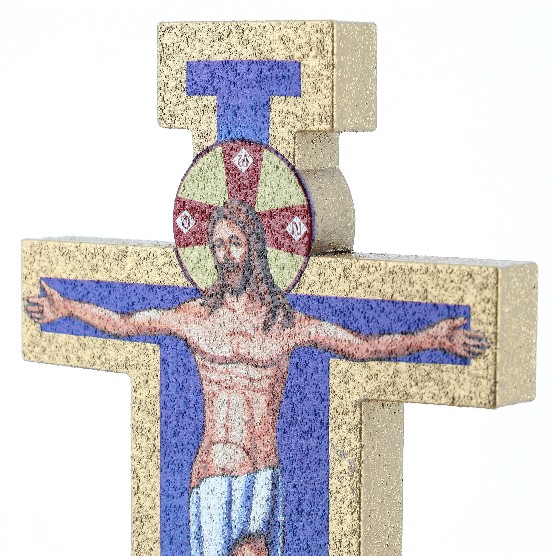 Crocifisso in legno e cementite decorato. Altezza 17 cm