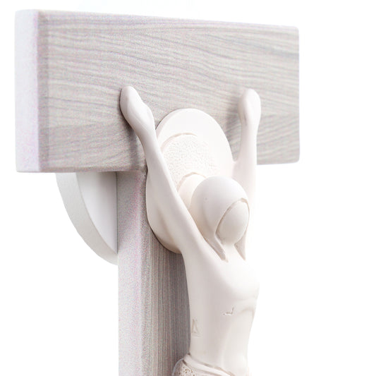 Crocifisso moderno in legno e corpo in resina. Altezza 26 cm
