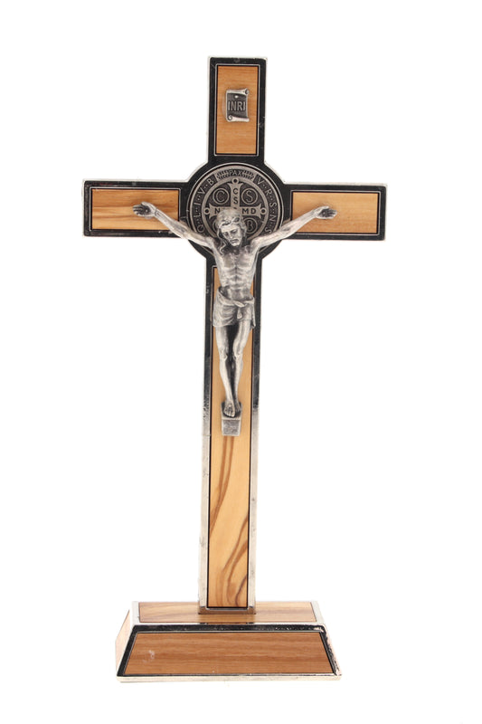 Crocifisso San Benedetto in legno d'ulivo e metallo, con base. Altezza 20,5 cm