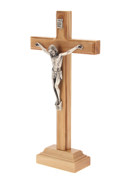 Crocifisso in legno d'ulivo e corpo in metallo con base. Altezza 18,5 cm