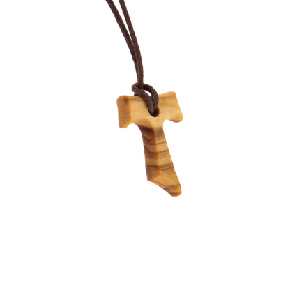 Tau in legno d'ulivo con cordoncino. Dimensioni 2,5x1,7 cm